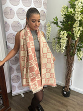 Load image into Gallery viewer, Cashmere mix Reversible Cece scarf small logo Cream pink