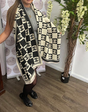Load image into Gallery viewer, Cashmere mix Reversible Cece scarf small logo Cream Black