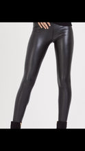 Load image into Gallery viewer, Wet look / Faux leather leggings Black